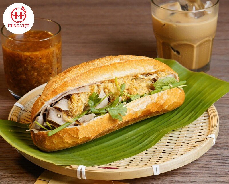 Những ổ bánh mì giòn thơm, biểu tượng của ẩm thực Việt Nam
