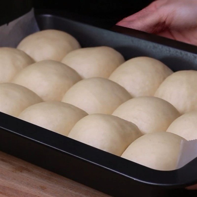 Những ổ bánh mì ngọt nướng vàng óng, thơm lừng mới ra lò