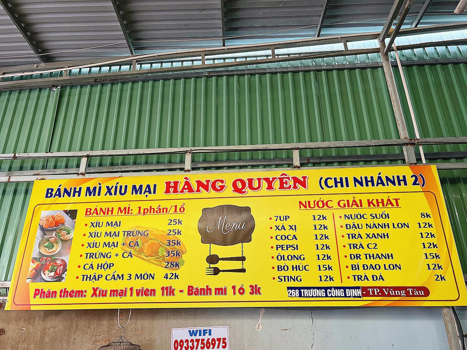 Những ổ bánh mì nóng giòn luôn sẵn sàng phục vụ thực khách tại Bánh mì xíu mại Hàng Quyên