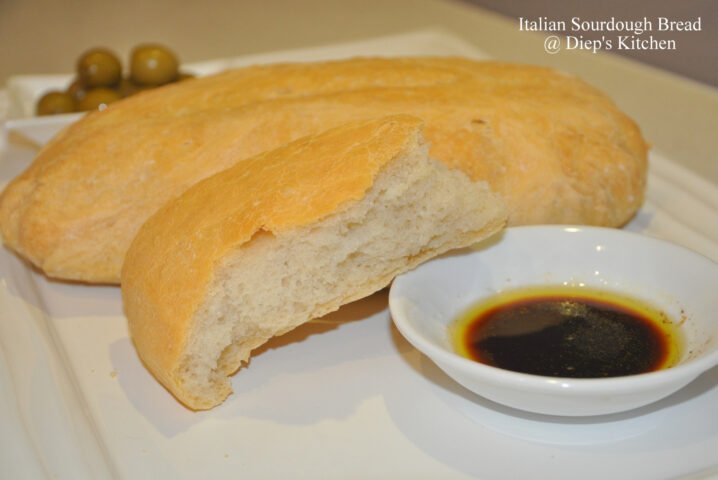 Những ổ bánh mì sourdough vàng giòn hấp dẫn, sẵn sàng để thưởng thức cùng các món ăn kèm yêu thích.