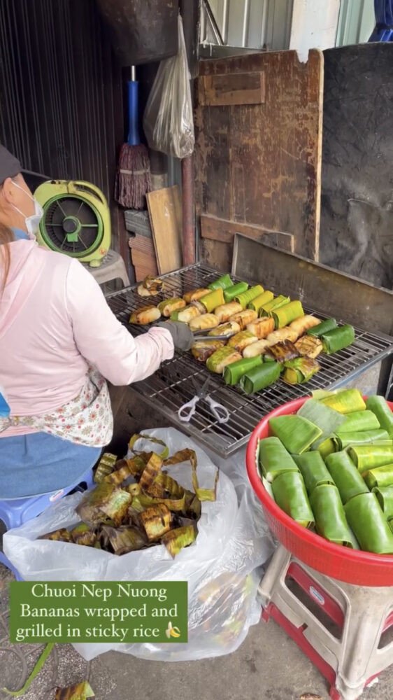 Những quả chuối nướng đang được gói trong lá chuối