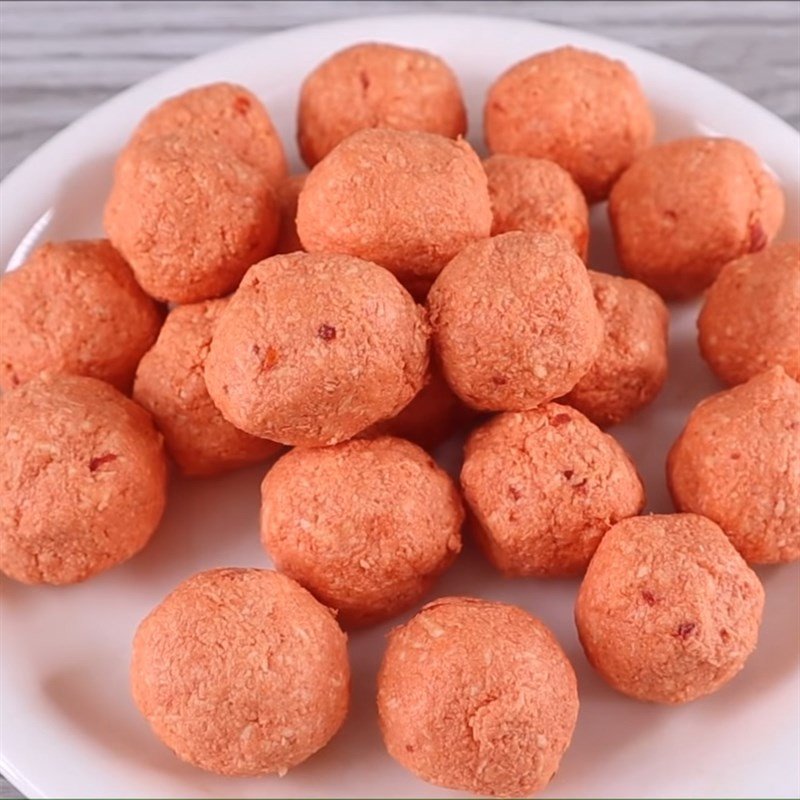 Những viên khoai mì nhỏ xinh được vo tròn thủ công, tăng thêm sự độc đáo cho món cà ri