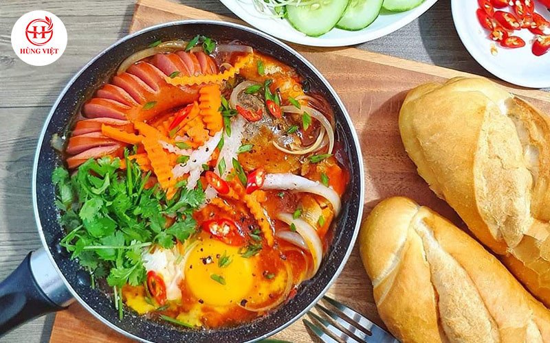 Những viên xíu mại nóng hổi thấm đẫm sốt cà chua trong món bánh mì chảo