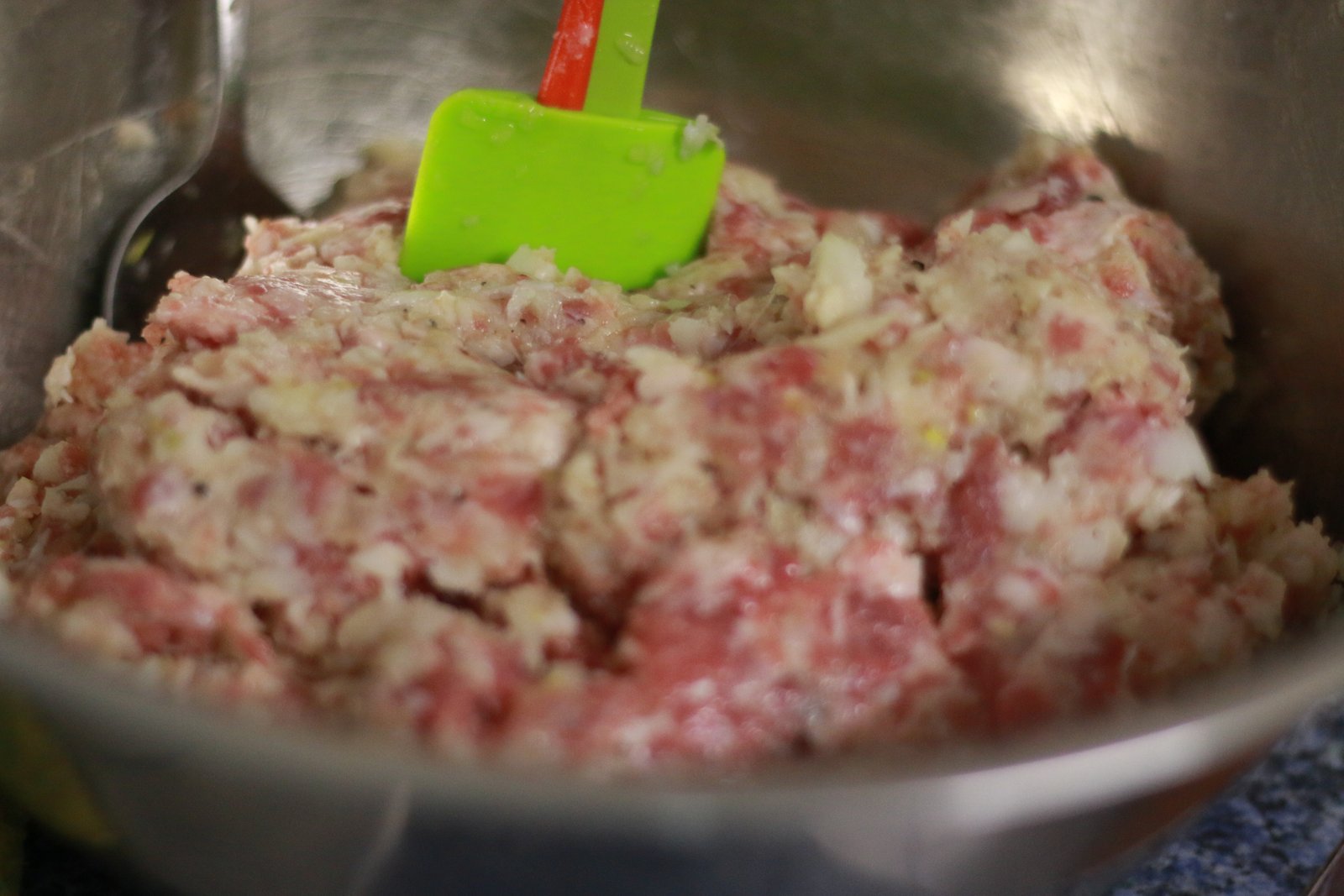 Những viên xíu mại trứng cút chuẩn bị được hấp, với màu sắc tươi tắn của thịt và độ căng tròn của trứng