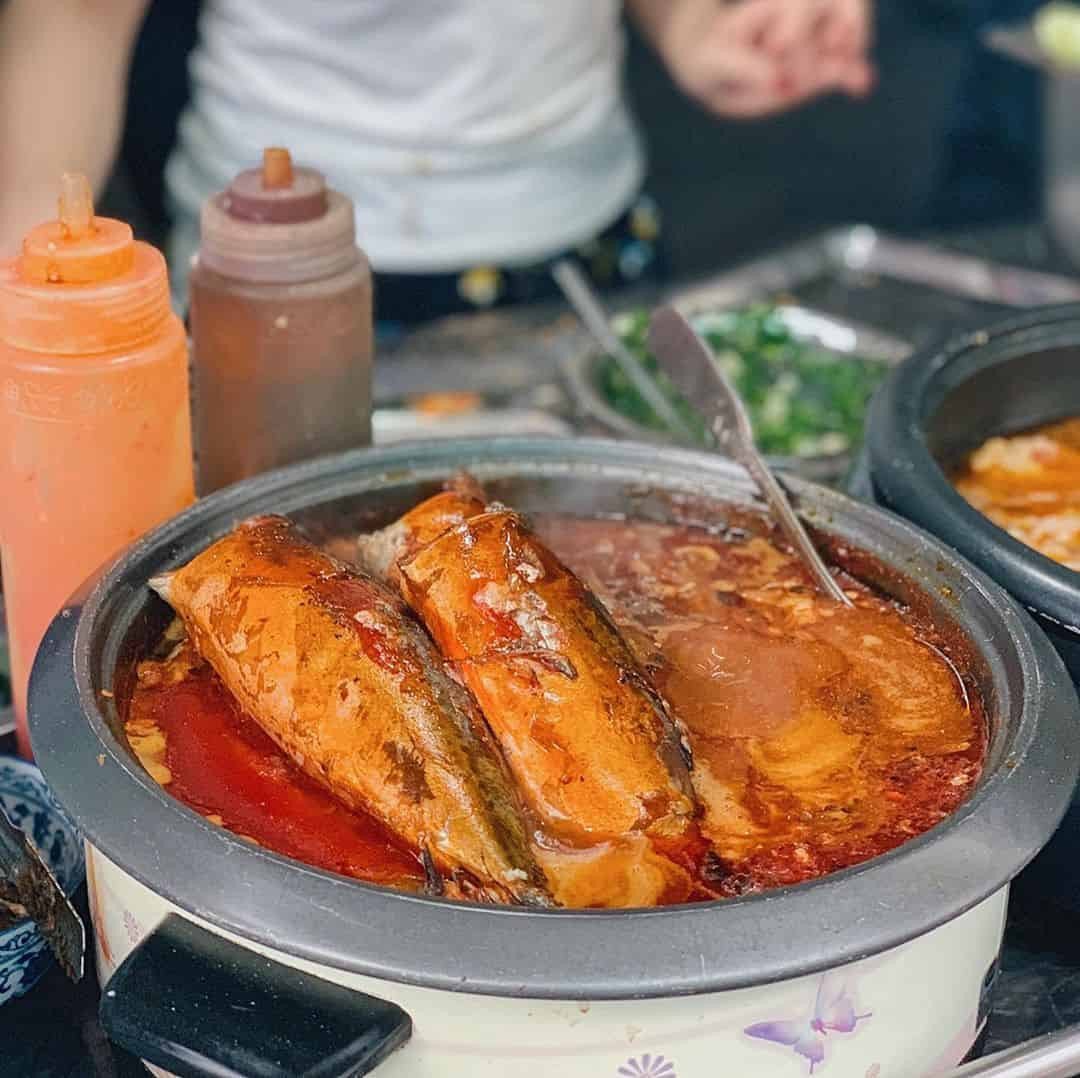 Nồi cá mồi đậm đà, một lựa chọn nhân bánh mì khác tại quán