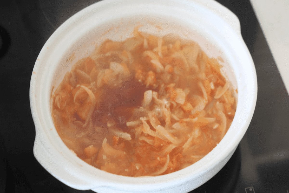 Nồi cá mòi hộp sốt cà chua đang được nêm nếm gia vị cuối cùng, sẵn sàng cho món bánh mì cá hộp.