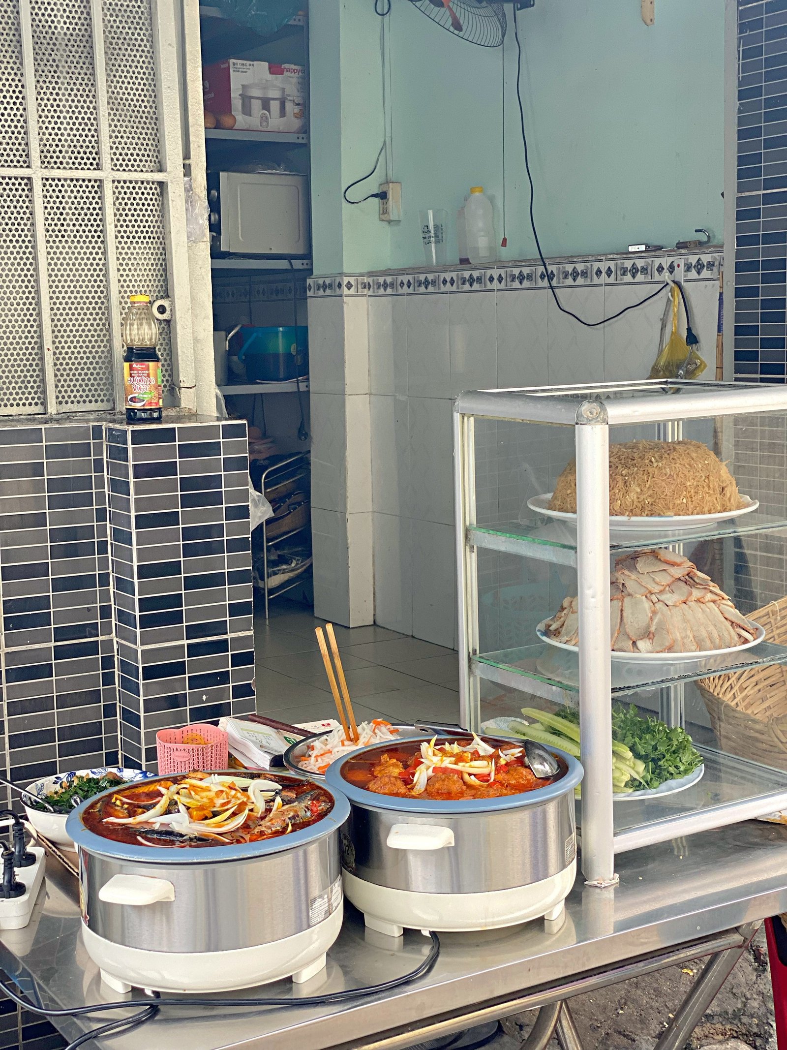 Nồi cá nục kho lớn, biểu tượng cho 30 năm gắn bó với món bánh mì cá nục Bình Thạnh của dì Oanh.