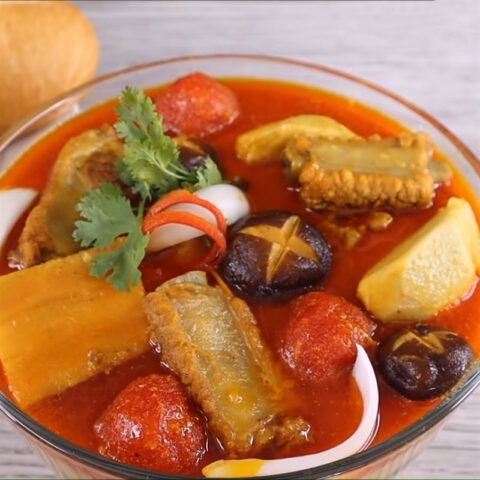 Nồi cà ri sườn heo hoàn thiện, nóng hổi