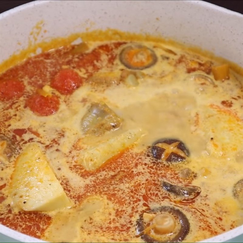 Nồi cà ri sườn heo vàng ươm, sánh mịn với nước cốt dừa và sữa đặc, sẵn sàng thưởng thức