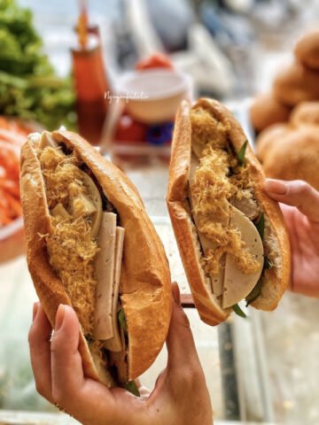Nội dung phong phú của bánh mì Út Tâm