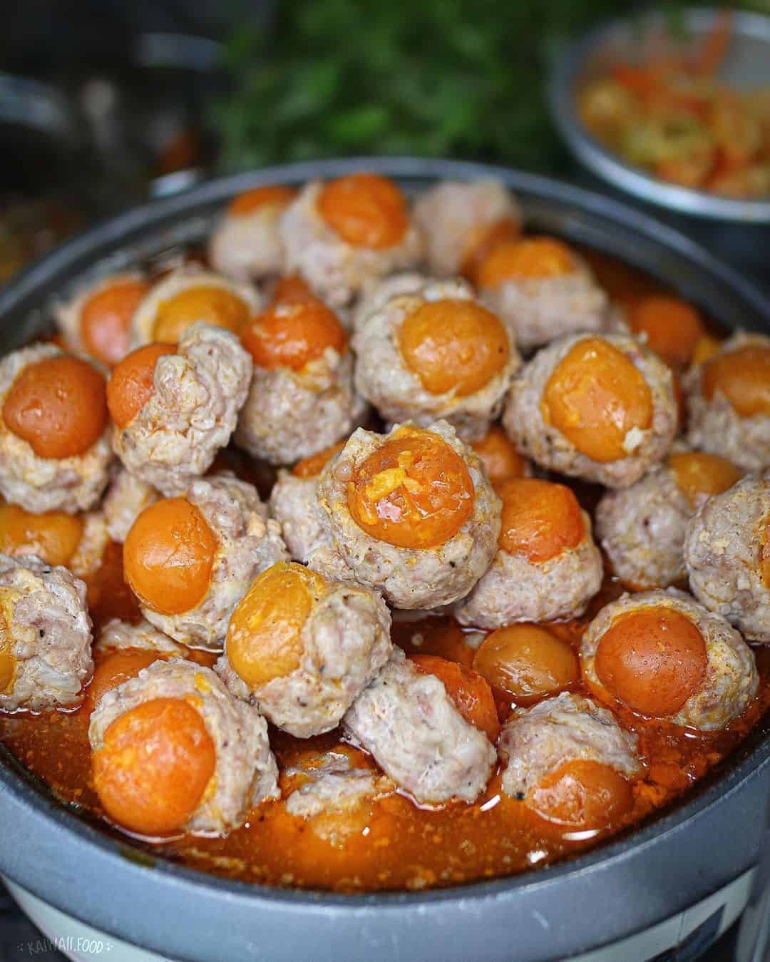 Nồi xíu mại trứng muối hấp dẫn tại tiệm bánh mì cô Lành