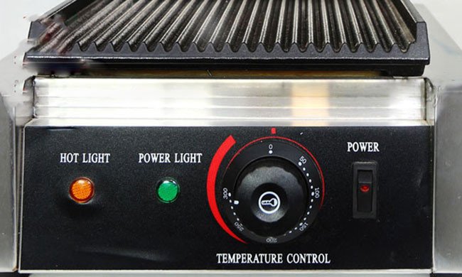 Núm điều chỉnh nhiệt độ chính xác trên máy kẹp nóng bánh mì