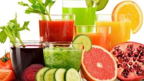 Nước ép trái cây đóng hộp thường chứa nhiều đường, nên thay thế bằng trái cây tươi để kiểm soát lượng calo khi giảm cân