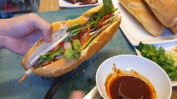 Nước sốt ăn bánh mì xá xíu trong chảo