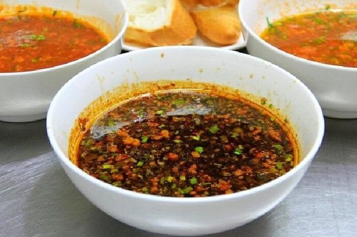 Nước sốt bánh mì Đà Nẵng đặc trưng được chế biến công phu, chuẩn vị