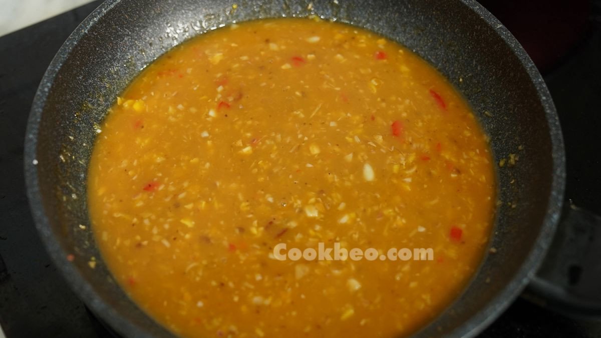 Nước sốt me chua ngọt đậm đà đang được nấu trên bếp cho món ghẹ rang me