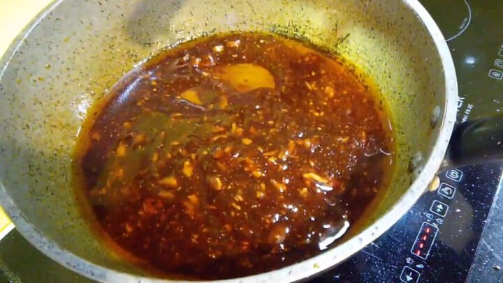 Nước sốt thịt bò chấm bánh mì thơm ngon