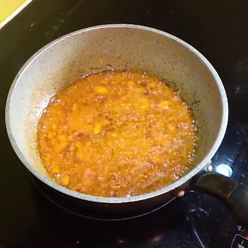 Nước sốt thịt bò đang được đun trên bếp