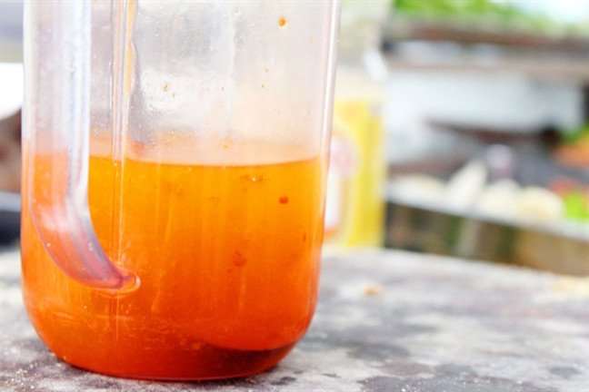 Nước sốt thịt luộc đậm đà tạo nên hương vị đặc trưng của bánh mì