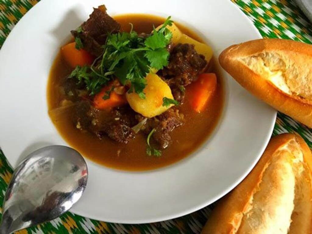 Nước sốt vang đậm đà hoàn hảo để chấm bánh mì, tạo nên một biến tấu sang trọng