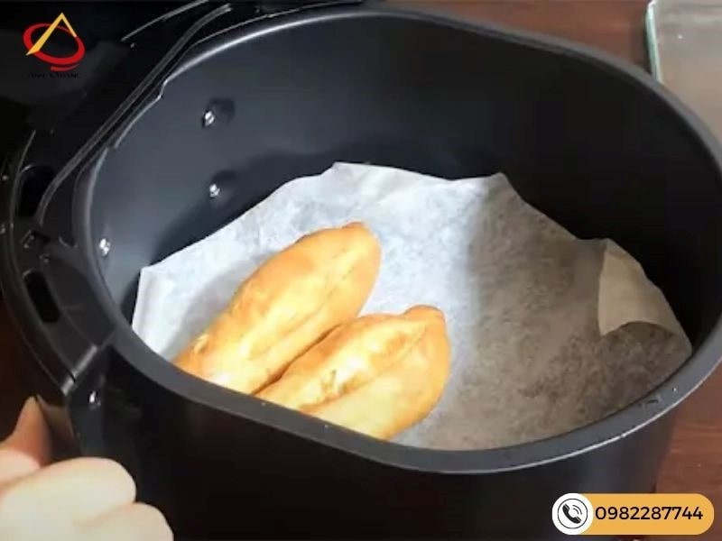 Nướng bánh mì bơ mật ong bằng nồi chiên không dầu giòn rụm
