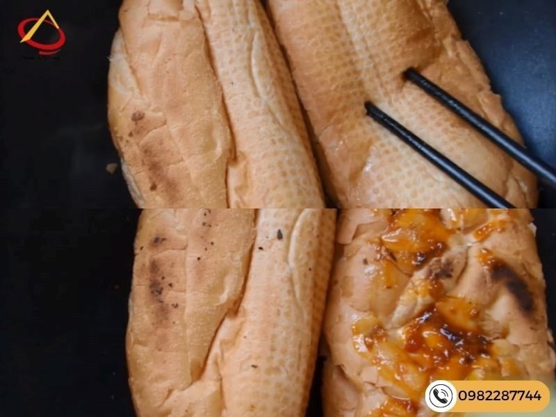 Nướng bánh mì bơ mật ong trên chảo vàng đều hấp dẫn