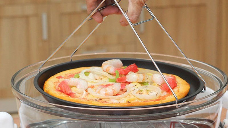 Nướng bánh mì giòn rụm trong lò nướng thủy tinh với màu vàng ươm hấp dẫn