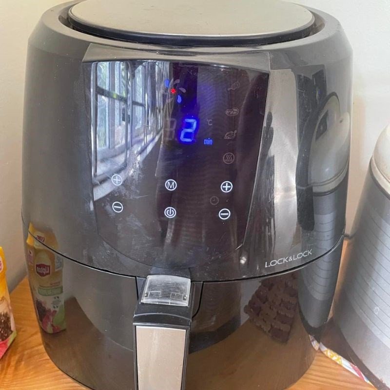 Nướng bánh mì nguyên cám trong nồi chiên không dầu cho món bánh mì sandwich trứng ốp la