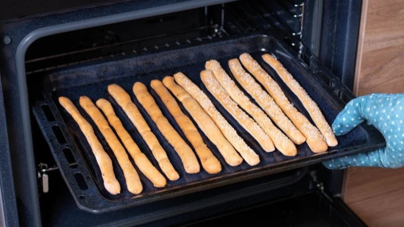 Nướng bánh mì que bằng nồi chiên không dầu giòn rụm