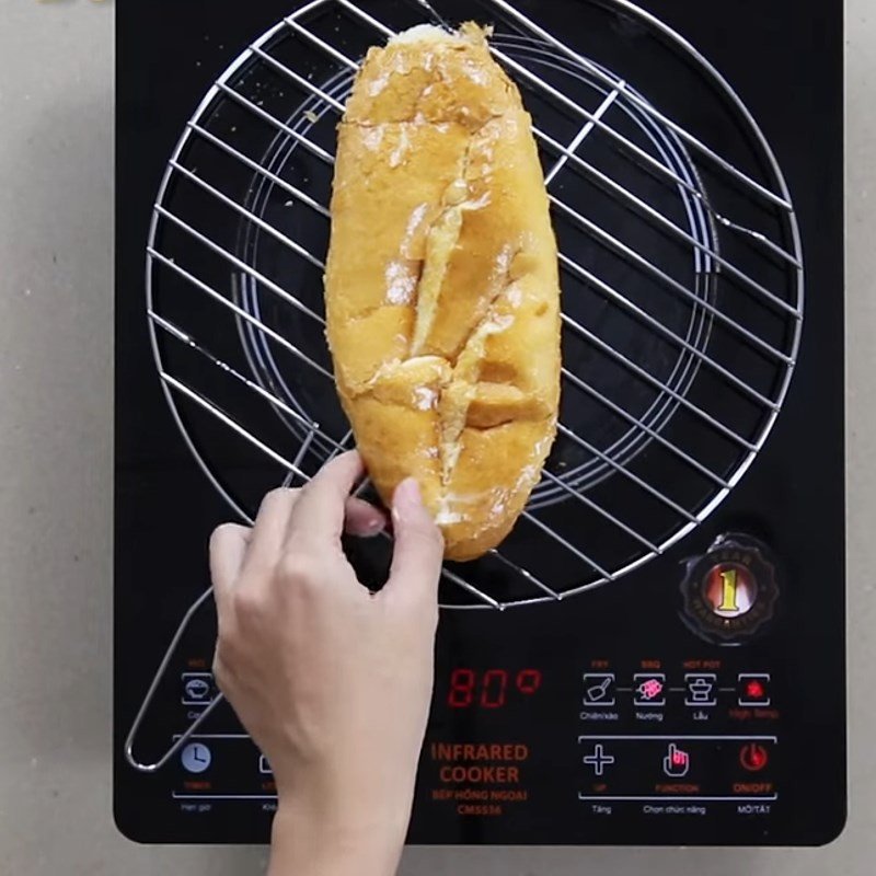 Nướng bánh mì trên chảo với bơ và sốt muối ớt tạo nên bánh mì nướng muối ớt Đà Nẵng