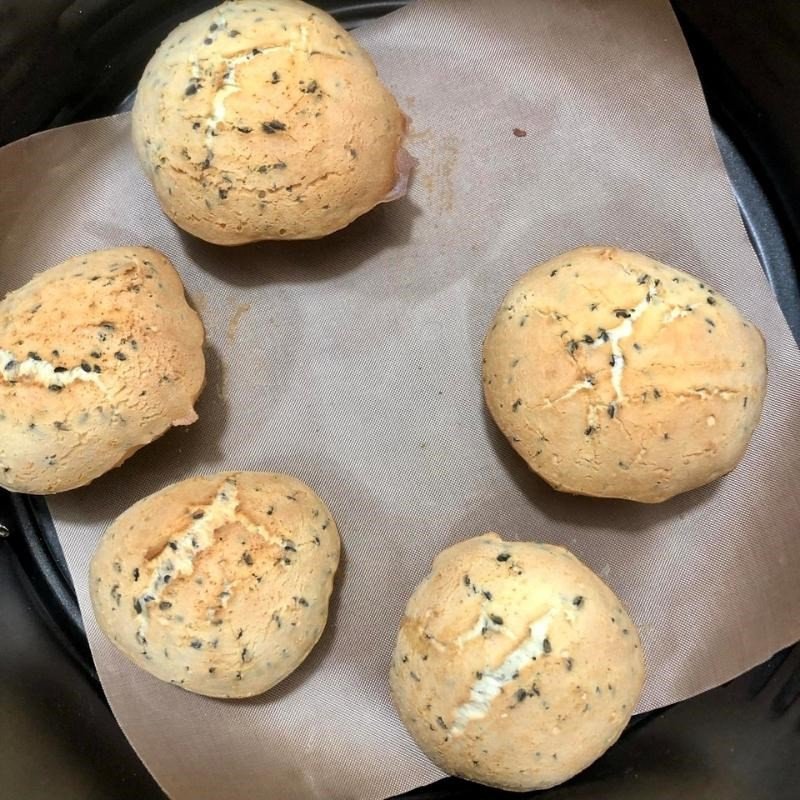 Nướng bánh mì tròn Hàn Quốc trong nồi chiên không dầu với phun sương