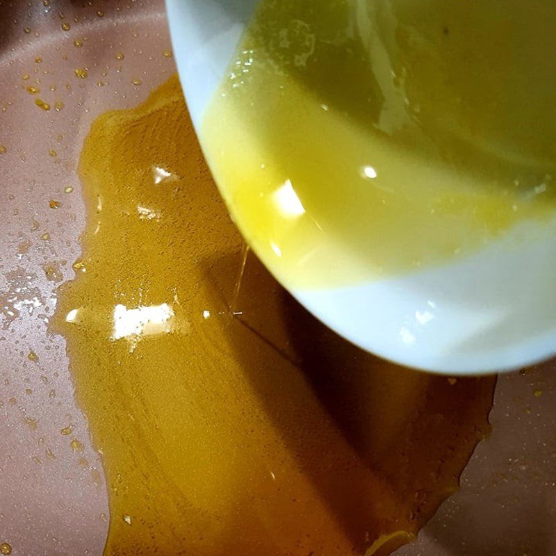 Nướng bánh mì Việt Nam với sốt bơ tỏi trên chảo, tạo lớp vỏ giòn rụm hấp dẫn