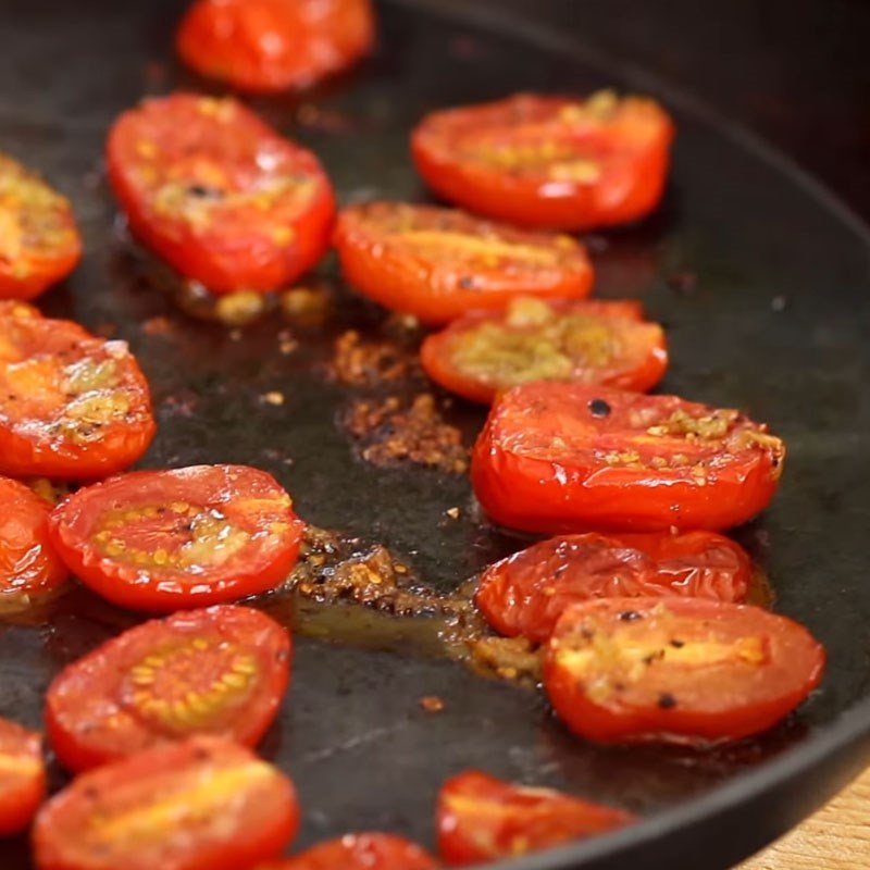 Nướng cà chua bi đã ướp trong lò đến khi chín mềm và xém cạnh