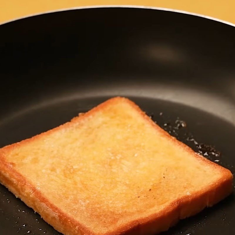 Nướng lát bánh mì sandwich vàng giòn trên chảo
