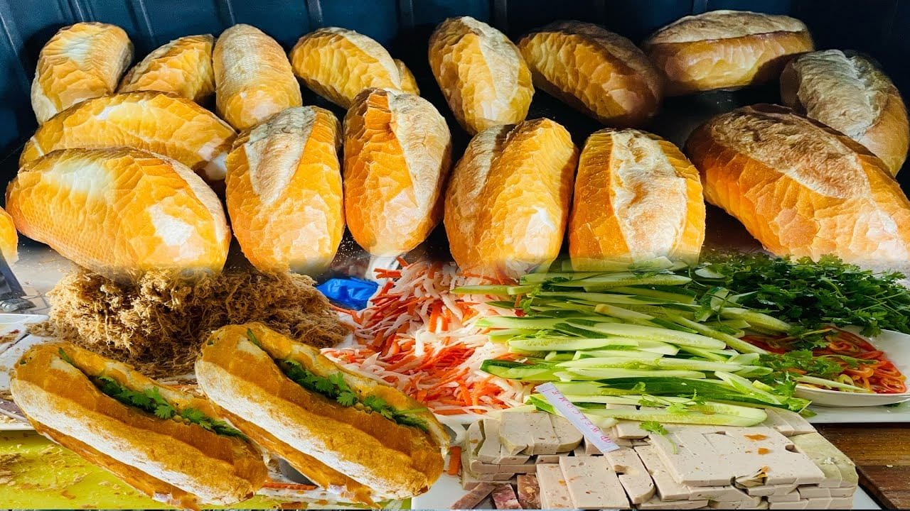 Ổ bánh mì Bà Lan được gói ghém cẩn thận, sẵn sàng phục vụ thực khách