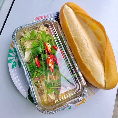 Ổ bánh mì Ba Lẹ Nha Trang đầy ắp nhân hấp dẫn