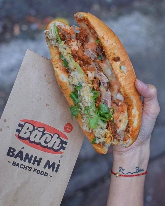 Ổ bánh mì Bách TP Thanh Hóa đầy ắp nhân thịt ram và rau thơm