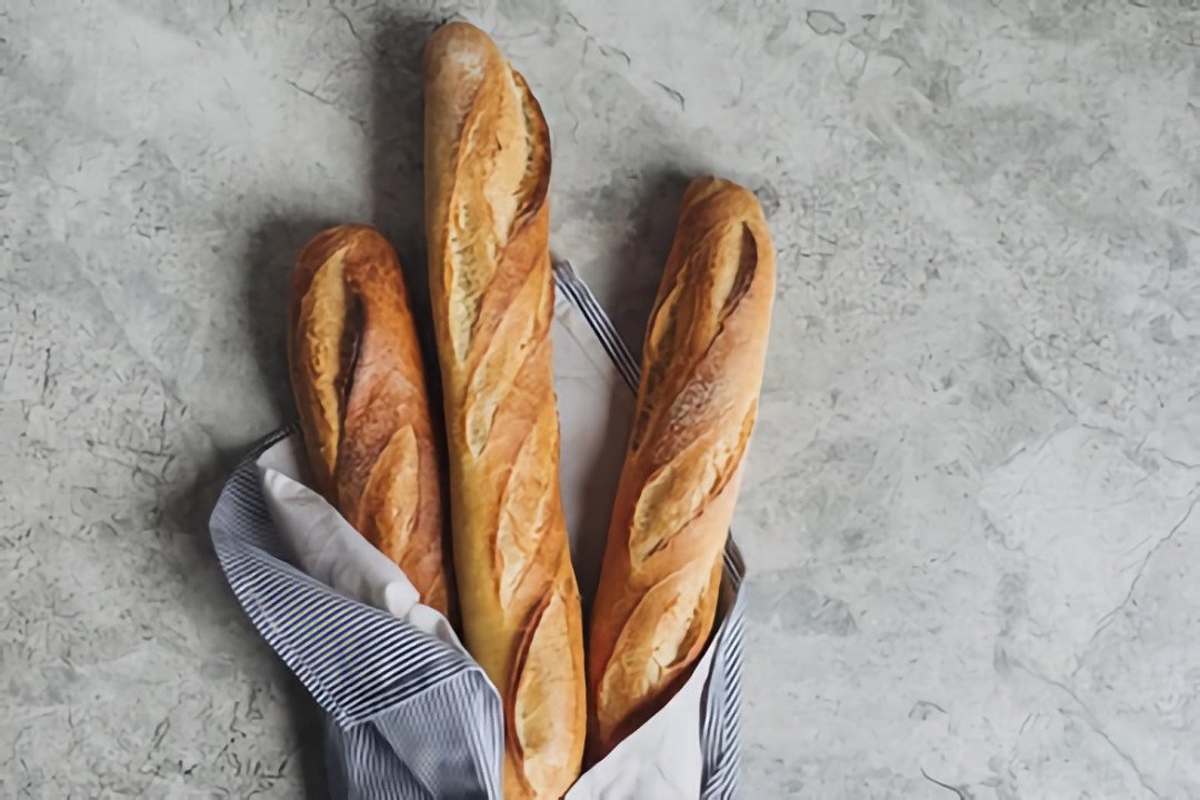 Ổ bánh mì Baguette vàng giòn của Pháp, thường là lựa chọn bánh mì thuần chay đơn giản