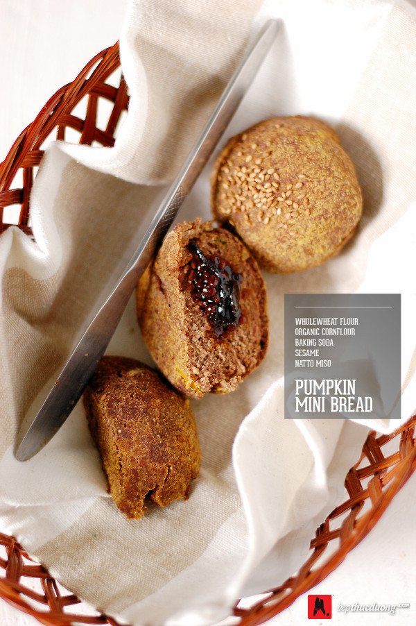 Ổ bánh mì bí đỏ vàng óng, nở đều sau khi nướng, sẵn sàng cho bữa sáng bổ dưỡng