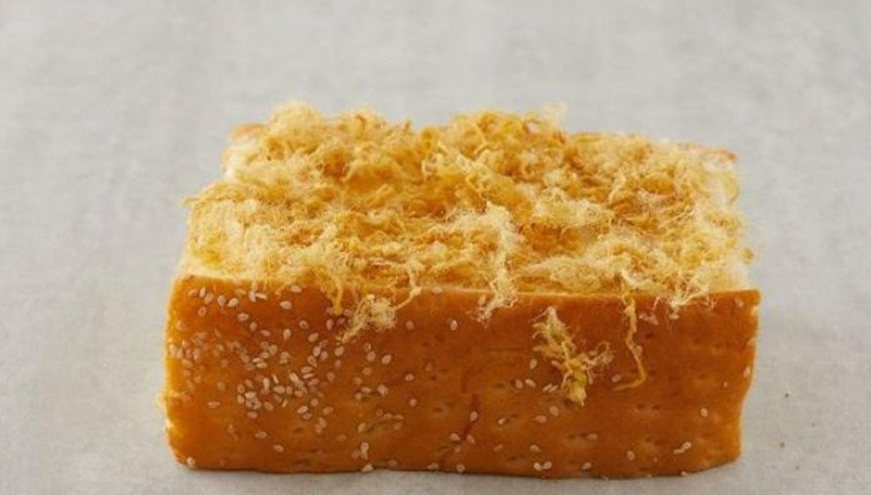 Ổ bánh mì bơ ruốc tự làm với nhân chà bông tươi ngon và lớp bơ mỏng