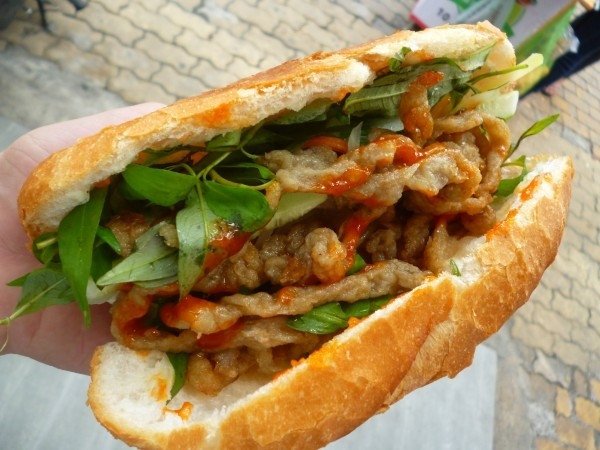Ổ bánh mì chả cá nóng hổi, thơm lừng, nhân chả cá đầy ắp cùng rau thơm, tạo nên hình ảnh của bánh mì Sài Gòn Cần Thơ hấp dẫn