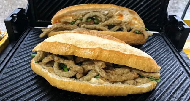 Ổ bánh mì chả cá Thanh Thanh giòn rụm với nhân chả cá nóng hổi