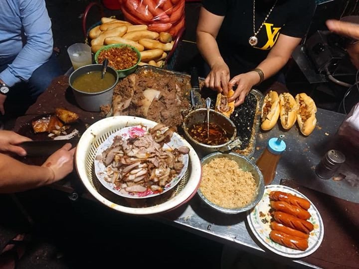 Ổ bánh mì chân cầu Đò Quan cắt đôi hấp dẫn với nhân đầy ắp