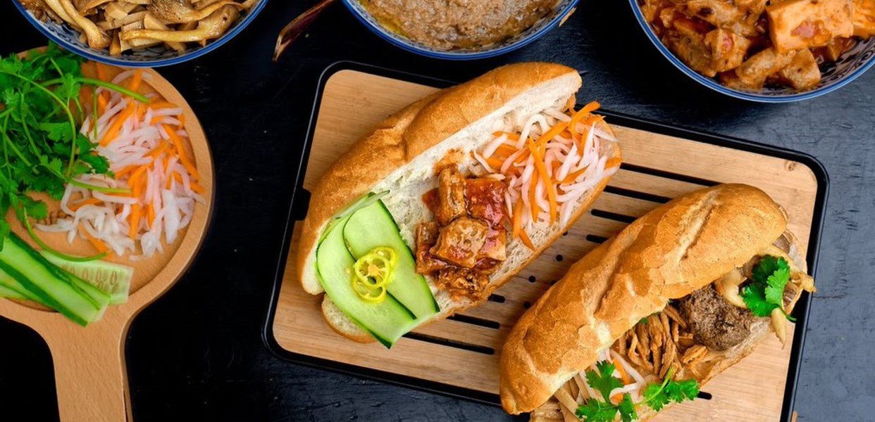 Ổ bánh mì chay đầy ắp rau xanh, đậu phụ và các loại nhân thực vật, cung cấp ít calo.