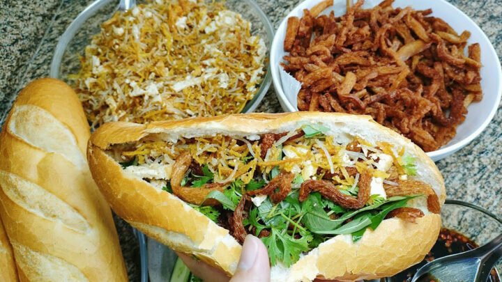 Ổ bánh mì chay giòn rụm với nhân rau củ tươi ngon, hình ảnh minh họa cách làm bánh mì chay đơn giản