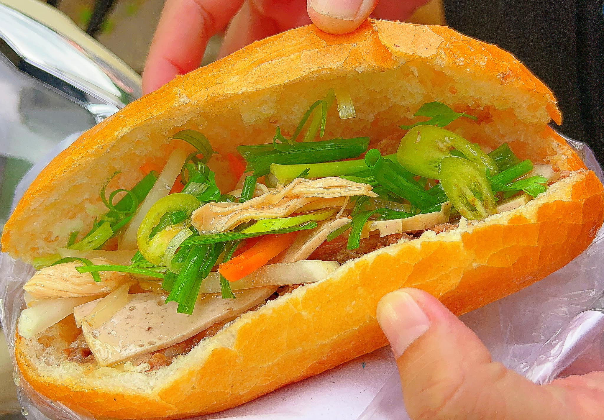 Ổ bánh mì Cô Ba Hàng Dầu với nhân đầy đặn