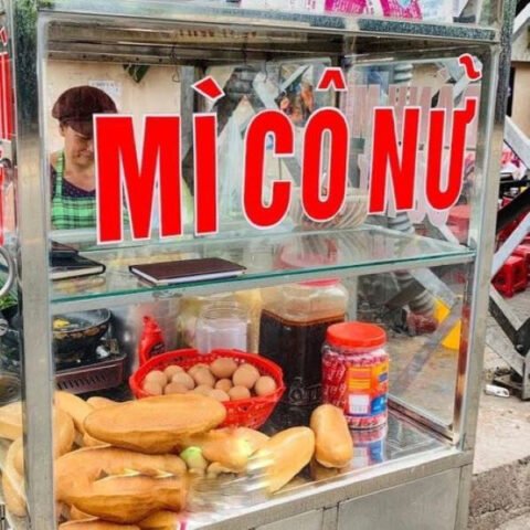 Ổ bánh mì Cô Nữ nóng giòn với phần nhân đầy đặn, một đặc sản ẩm thực đường phố Quảng Ngãi