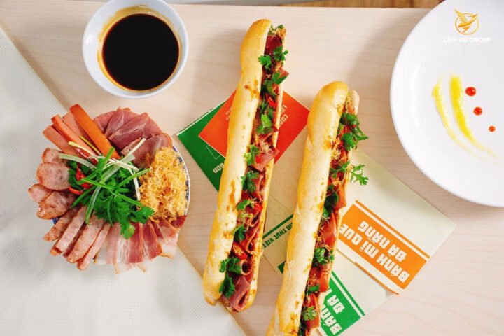 Ổ bánh mì Đà Nẵng đặc trưng với lớp vỏ giòn và nhân pate