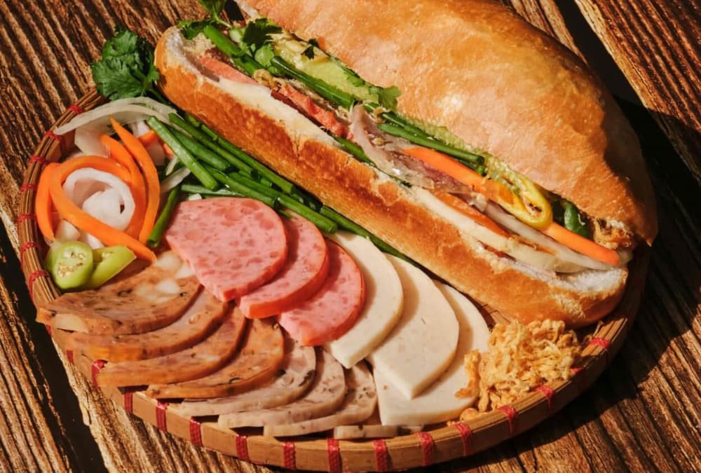 Ổ bánh mì đặc biệt Bà Huynh với kích thước lớn và nhân đầy đặn, phản ánh sự hào phóng của ẩm thực Quận 1.