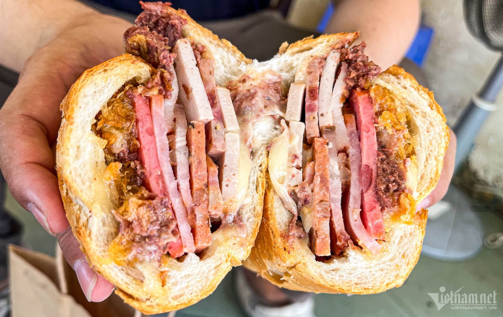 Ổ bánh mì đầy ắp chả, pa tê, bơ, xá xíu mang phong cách bánh mì Huỳnh Hoa